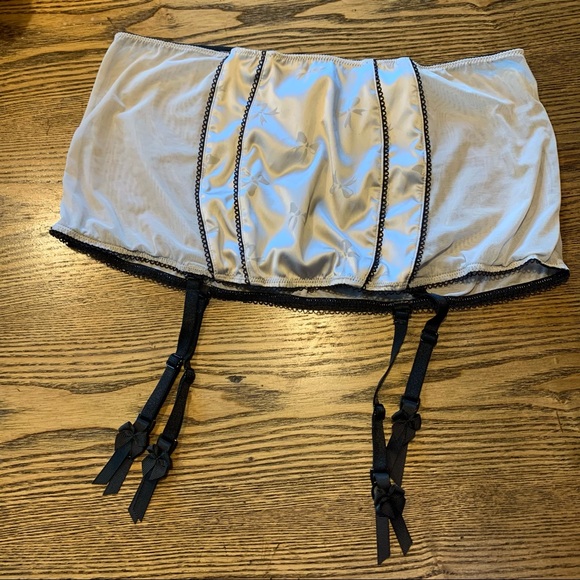 Victoria’s Secret Garter Belt L - Picture 2 of 7